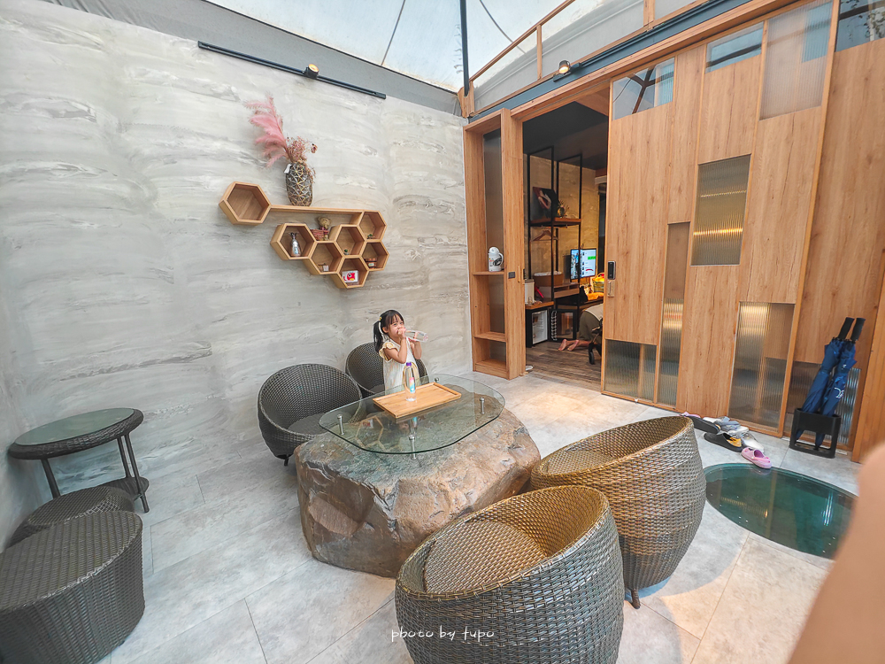 美暈!宜蘭【鳳梨屋水上莊園】水上森林住宿,房間開門可餵魚、最新動物區、還能體驗水桶划船! 美暈!宜蘭【鳳梨屋水上莊園】水上森林住宿,房間開門可餵魚、最新動物區、還能體驗水桶划船!