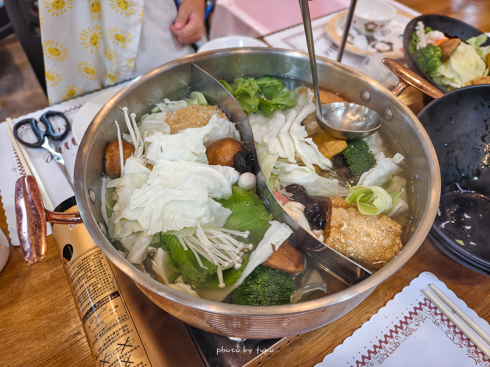 美暈!宜蘭【鳳梨屋水上莊園】水上森林住宿,房間開門可餵魚、最新動物區、還能體驗水桶划船! 美暈!宜蘭【鳳梨屋水上莊園】水上森林住宿,房間開門可餵魚、最新動物區、還能體驗水桶划船!