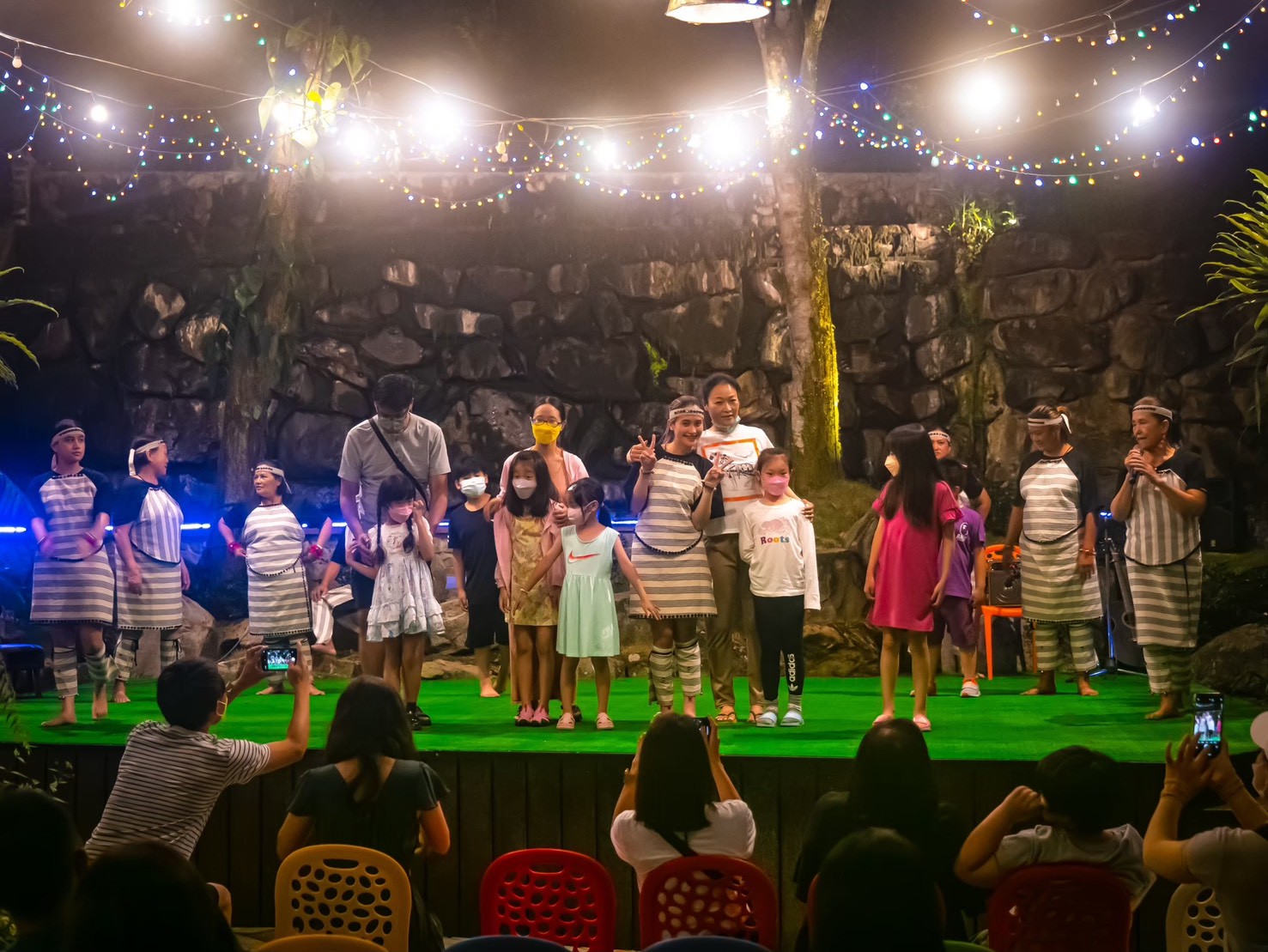 美暈!宜蘭【鳳梨屋水上莊園】水上森林住宿,房間開門可餵魚、最新動物區、還能體驗水桶划船! 美暈!宜蘭【鳳梨屋水上莊園】水上森林住宿,房間開門可餵魚、最新動物區、還能體驗水桶划船!
