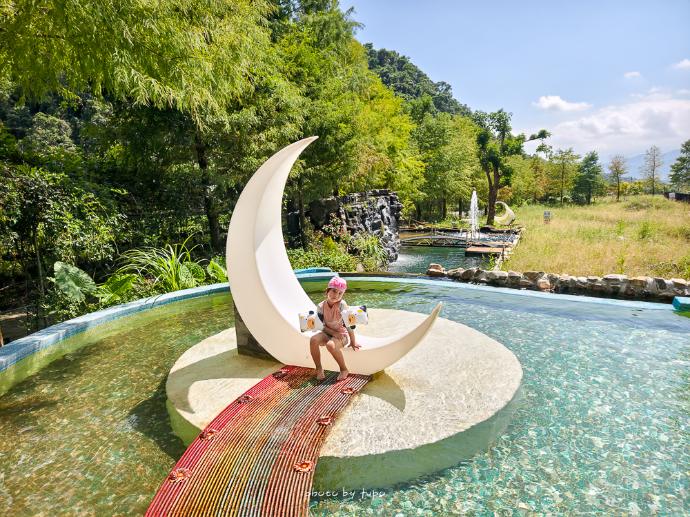 美暈！宜蘭【鳳梨屋水上莊園】水上森林住宿，房間開門可餵魚、最新動物區、還能體驗水桶划船！