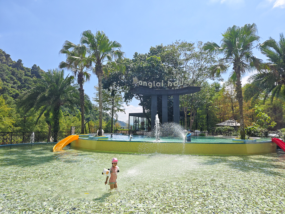 美暈！宜蘭【鳳梨屋水上莊園】水上森林住宿，房間開門可餵魚、最新動物區、還能體驗水桶划船！