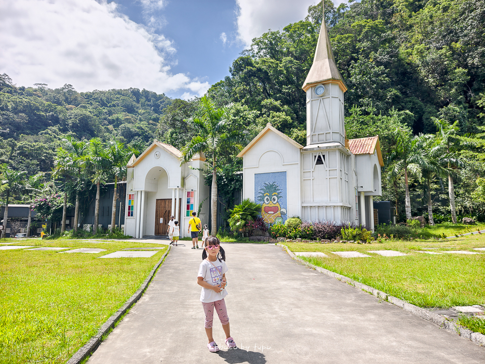 美暈！宜蘭【鳳梨屋水上莊園】水上森林住宿，房間開門可餵魚、最新動物區、還能體驗水桶划船！