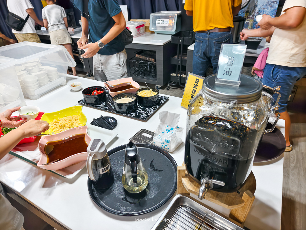 美暈！宜蘭【鳳梨屋水上莊園】水上森林住宿，房間開門可餵魚、最新動物區、還能體驗水桶划船！