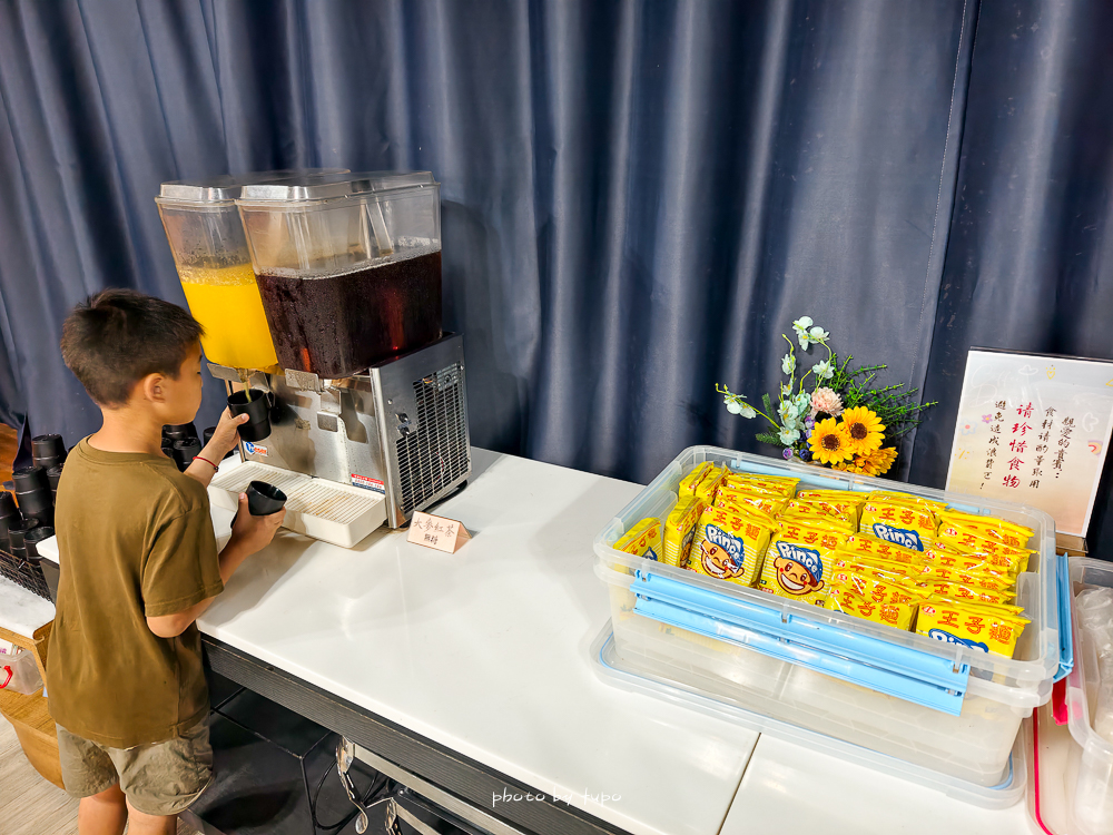 美暈！宜蘭【鳳梨屋水上莊園】水上森林住宿，房間開門可餵魚、最新動物區、還能體驗水桶划船！