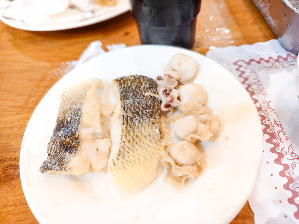 美暈！宜蘭【鳳梨屋水上莊園】水上森林住宿，房間開門可餵魚、最新動物區、還能體驗水桶划船！