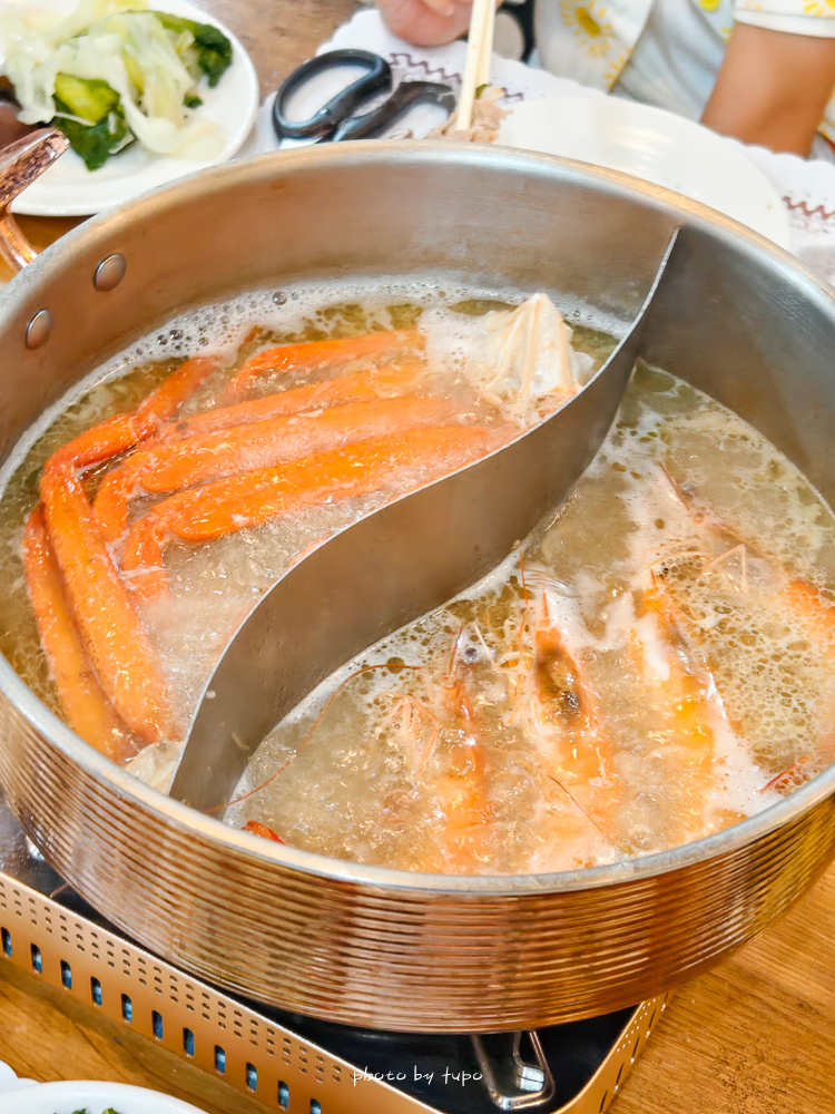 美暈！宜蘭【鳳梨屋水上莊園】水上森林住宿，房間開門可餵魚、最新動物區、還能體驗水桶划船！