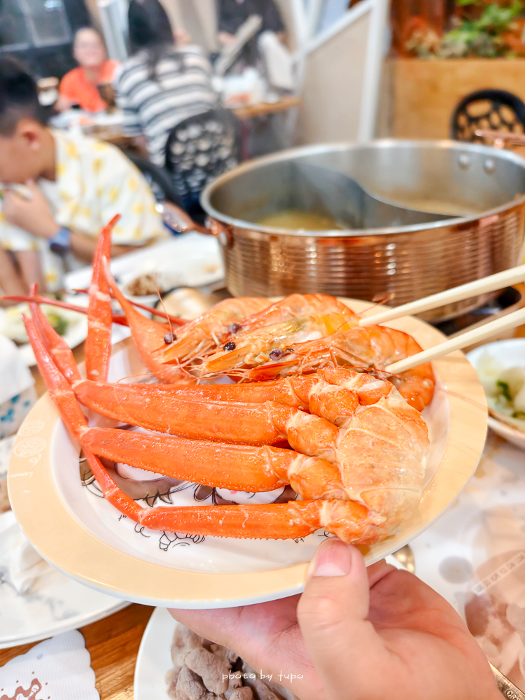 美暈！宜蘭【鳳梨屋水上莊園】水上森林住宿，房間開門可餵魚、最新動物區、還能體驗水桶划船！