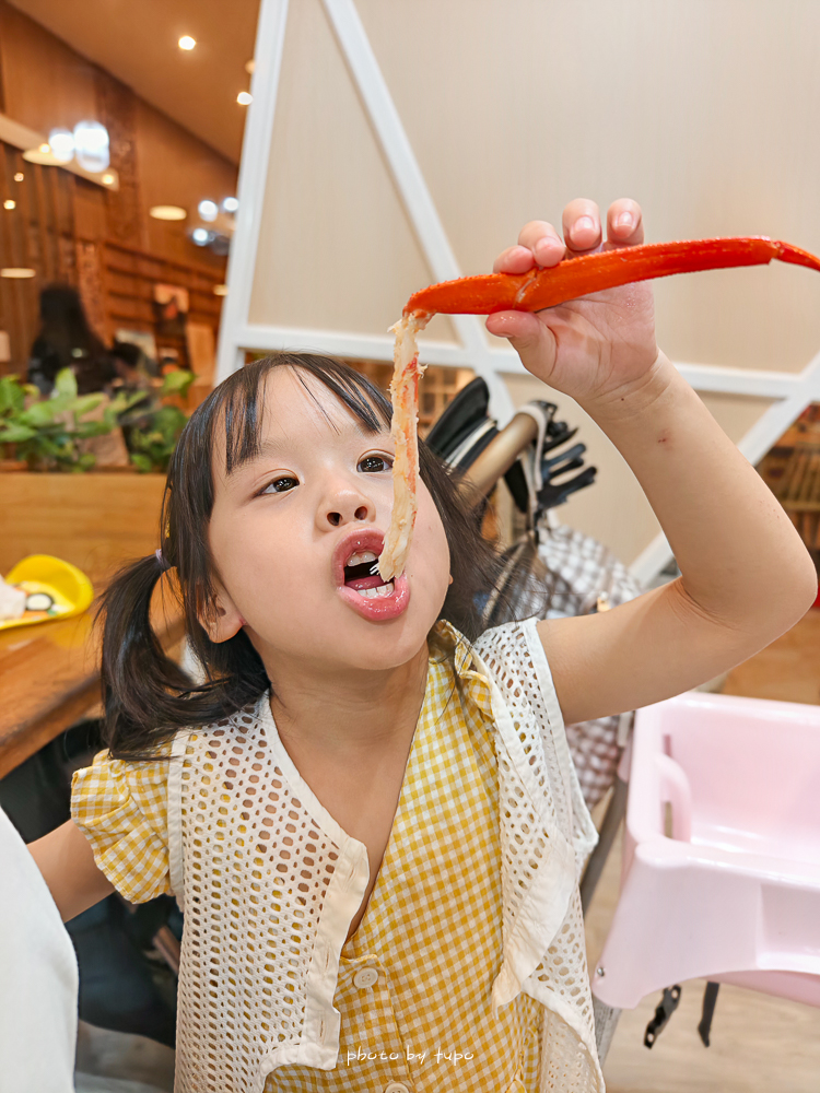 美暈！宜蘭【鳳梨屋水上莊園】水上森林住宿，房間開門可餵魚、最新動物區、還能體驗水桶划船！