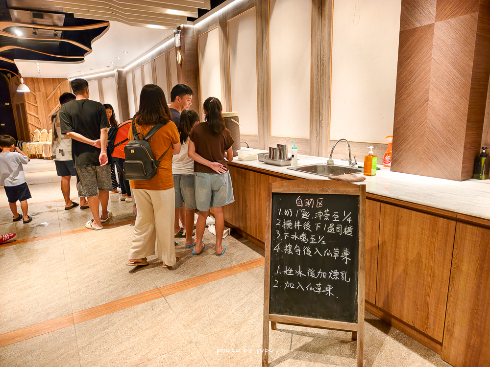 美暈！宜蘭【鳳梨屋水上莊園】水上森林住宿，房間開門可餵魚、最新動物區、還能體驗水桶划船！