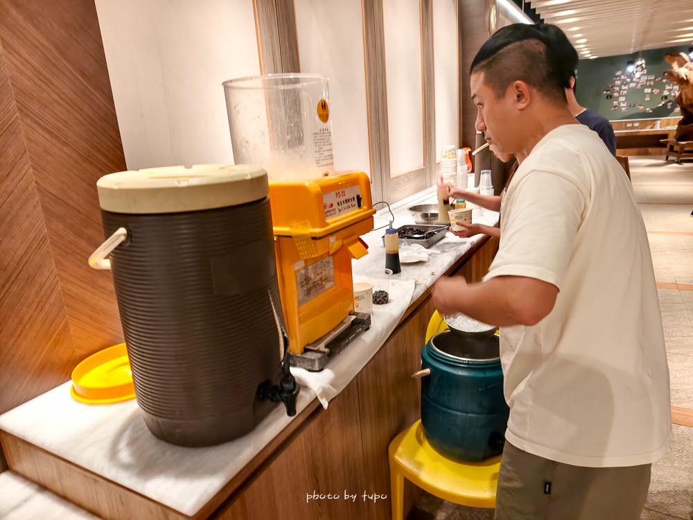 美暈！宜蘭【鳳梨屋水上莊園】水上森林住宿，房間開門可餵魚、最新動物區、還能體驗水桶划船！