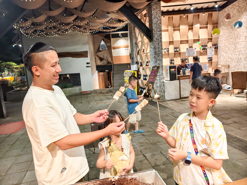 美暈！宜蘭【鳳梨屋水上莊園】水上森林住宿，房間開門可餵魚、最新動物區、還能體驗水桶划船！