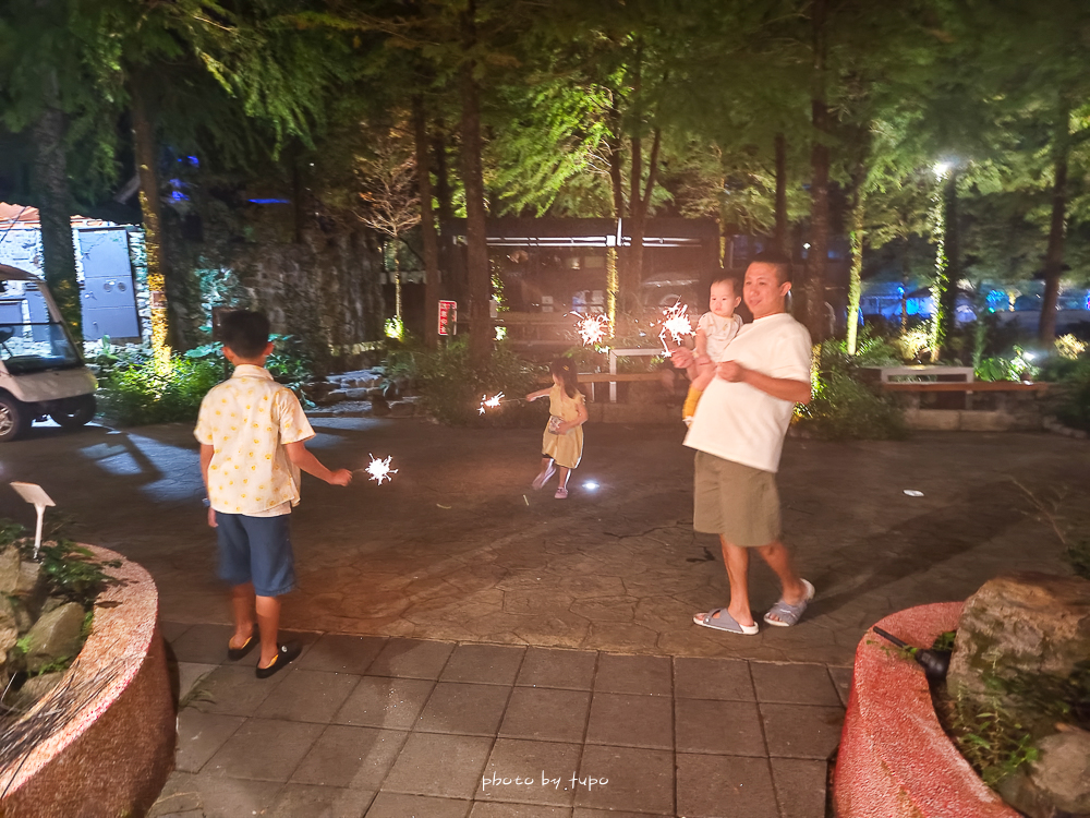 美暈！宜蘭【鳳梨屋水上莊園】水上森林住宿，房間開門可餵魚、最新動物區、還能體驗水桶划船！