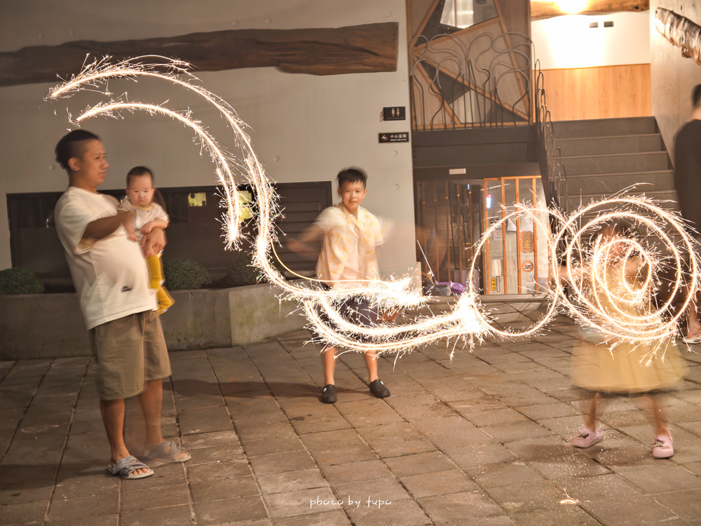 美暈！宜蘭【鳳梨屋水上莊園】水上森林住宿，房間開門可餵魚、最新動物區、還能體驗水桶划船！