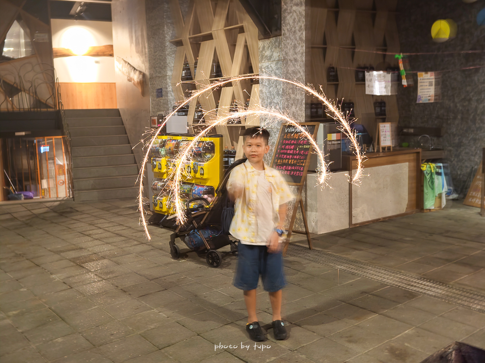 美暈！宜蘭【鳳梨屋水上莊園】水上森林住宿，房間開門可餵魚、最新動物區、還能體驗水桶划船！