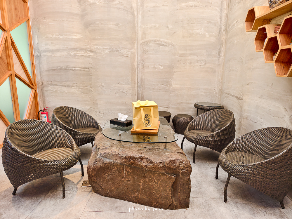 美暈！宜蘭【鳳梨屋水上莊園】水上森林住宿，房間開門可餵魚、最新動物區、還能體驗水桶划船！