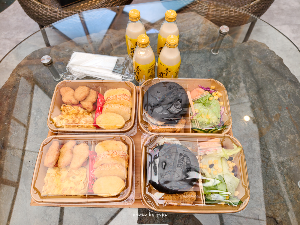 美暈！宜蘭【鳳梨屋水上莊園】水上森林住宿，房間開門可餵魚、最新動物區、還能體驗水桶划船！