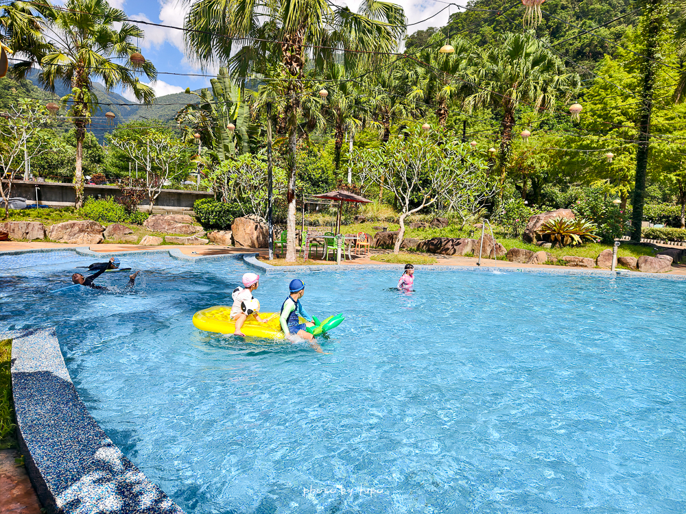 美暈！宜蘭【鳳梨屋水上莊園】水上森林住宿，房間開門可餵魚、最新動物區、還能體驗水桶划船！