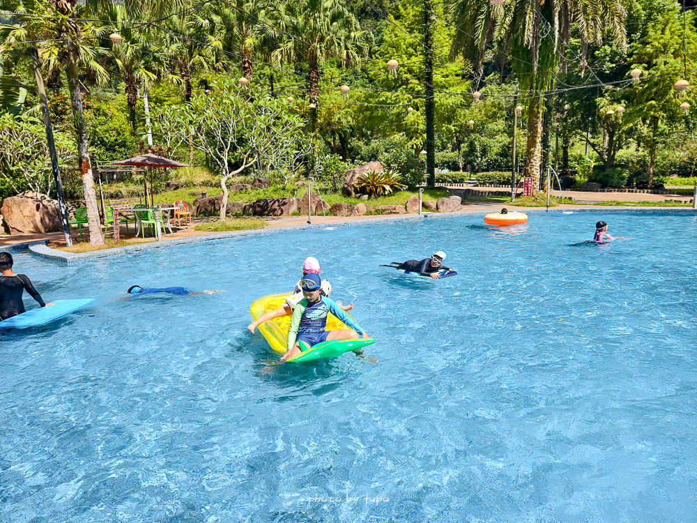 美暈！宜蘭【鳳梨屋水上莊園】水上森林住宿，房間開門可餵魚、最新動物區、還能體驗水桶划船！