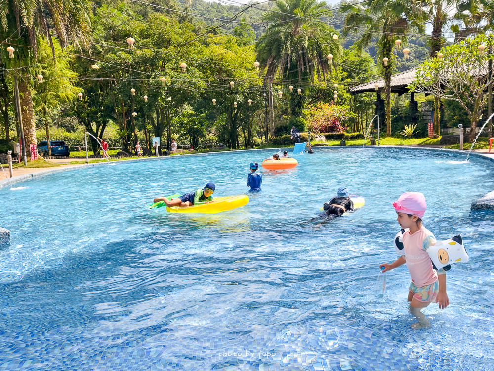 美暈！宜蘭【鳳梨屋水上莊園】水上森林住宿，房間開門可餵魚、最新動物區、還能體驗水桶划船！