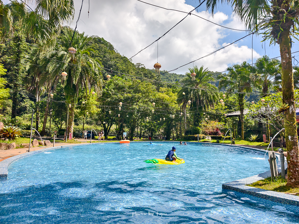 美暈！宜蘭【鳳梨屋水上莊園】水上森林住宿，房間開門可餵魚、最新動物區、還能體驗水桶划船！