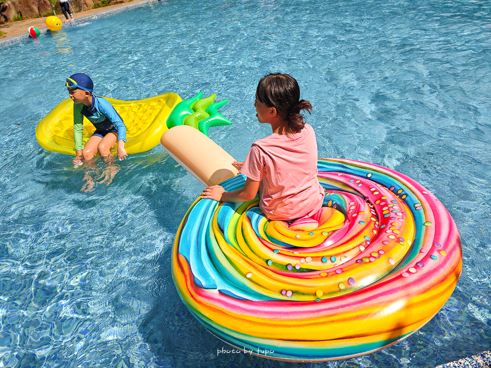 美暈！宜蘭【鳳梨屋水上莊園】水上森林住宿，房間開門可餵魚、最新動物區、還能體驗水桶划船！