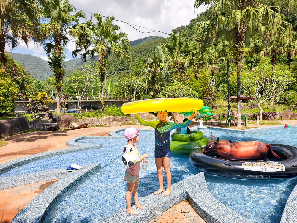 美暈！宜蘭【鳳梨屋水上莊園】水上森林住宿，房間開門可餵魚、最新動物區、還能體驗水桶划船！