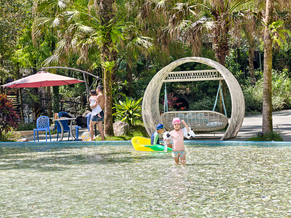 美暈！宜蘭【鳳梨屋水上莊園】水上森林住宿，房間開門可餵魚、最新動物區、還能體驗水桶划船！