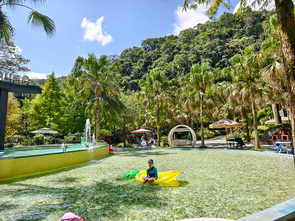美暈！宜蘭【鳳梨屋水上莊園】水上森林住宿，房間開門可餵魚、最新動物區、還能體驗水桶划船！
