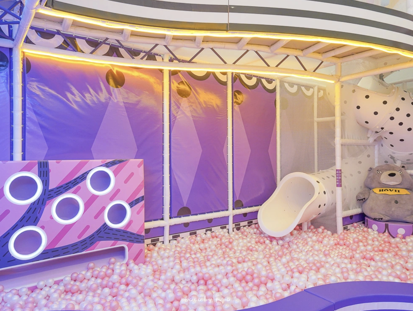 【2026新竹親子住宿推薦】新竹福華大飯店超狂遊戲室、室內泳池、文青風格房型、走路就到城隍廟吃美食，二大一小$3XXX起 @小腹婆大世界