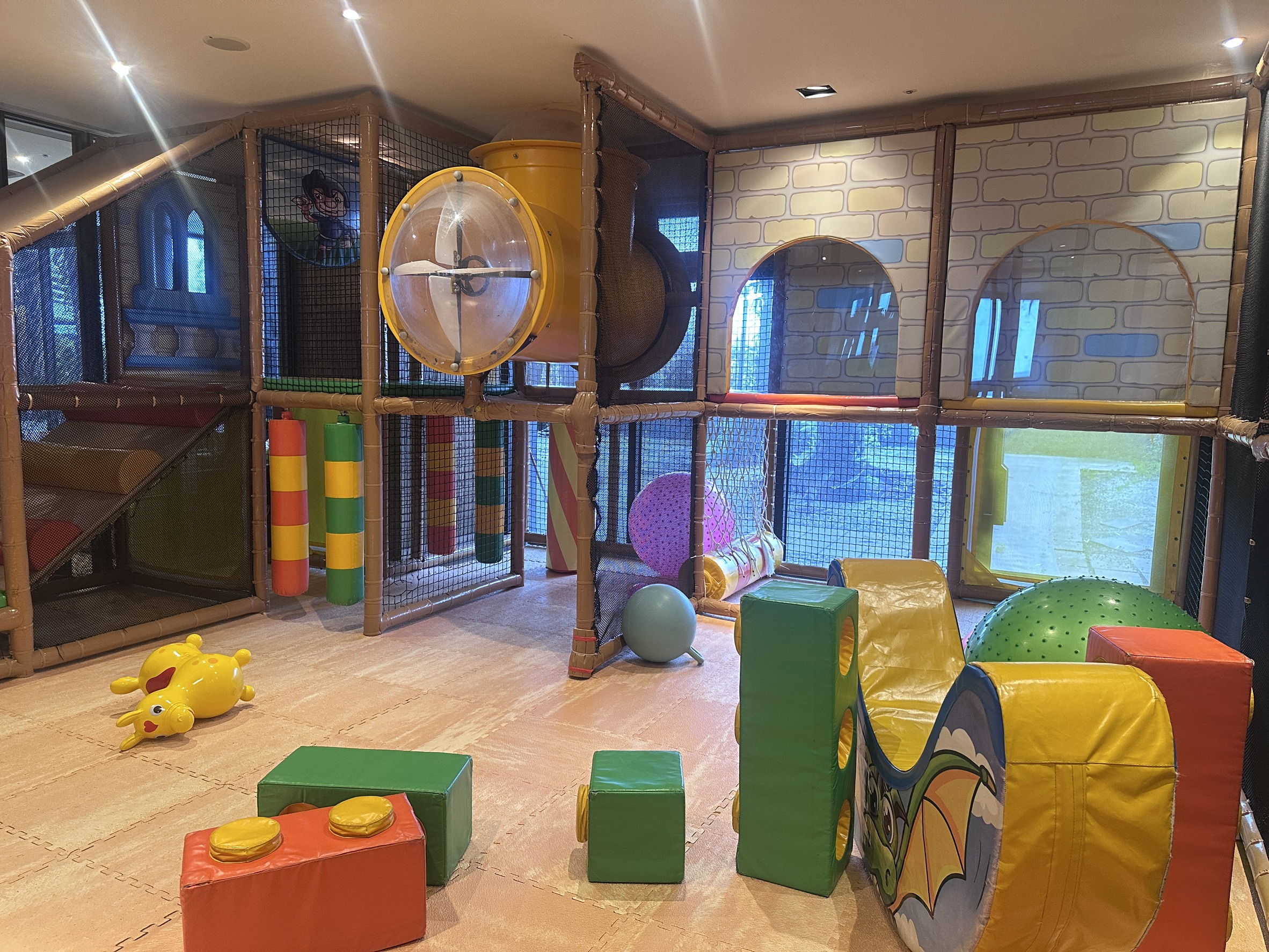 2026 村却國際溫泉酒店｜跨年、寒假、春節快閃優惠｜百萬夜景飯店、房裡泡湯、親子遊戲室、星空酒吧、早午餐吃到下午1點