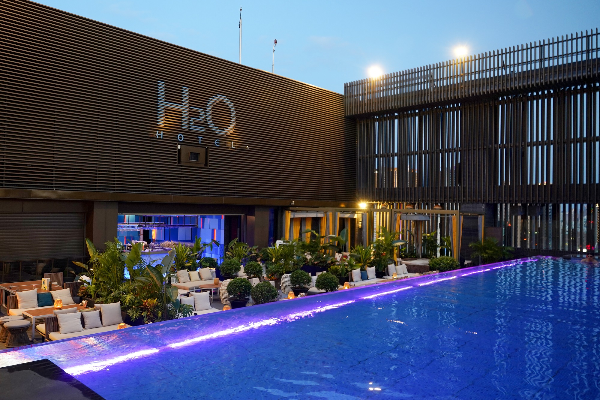 高雄 H2O Hotel 水京棧國際酒店值得住嗎？超狂下午茶、京棧會館菜色、透明泳池、房型、早餐牛排完整開箱