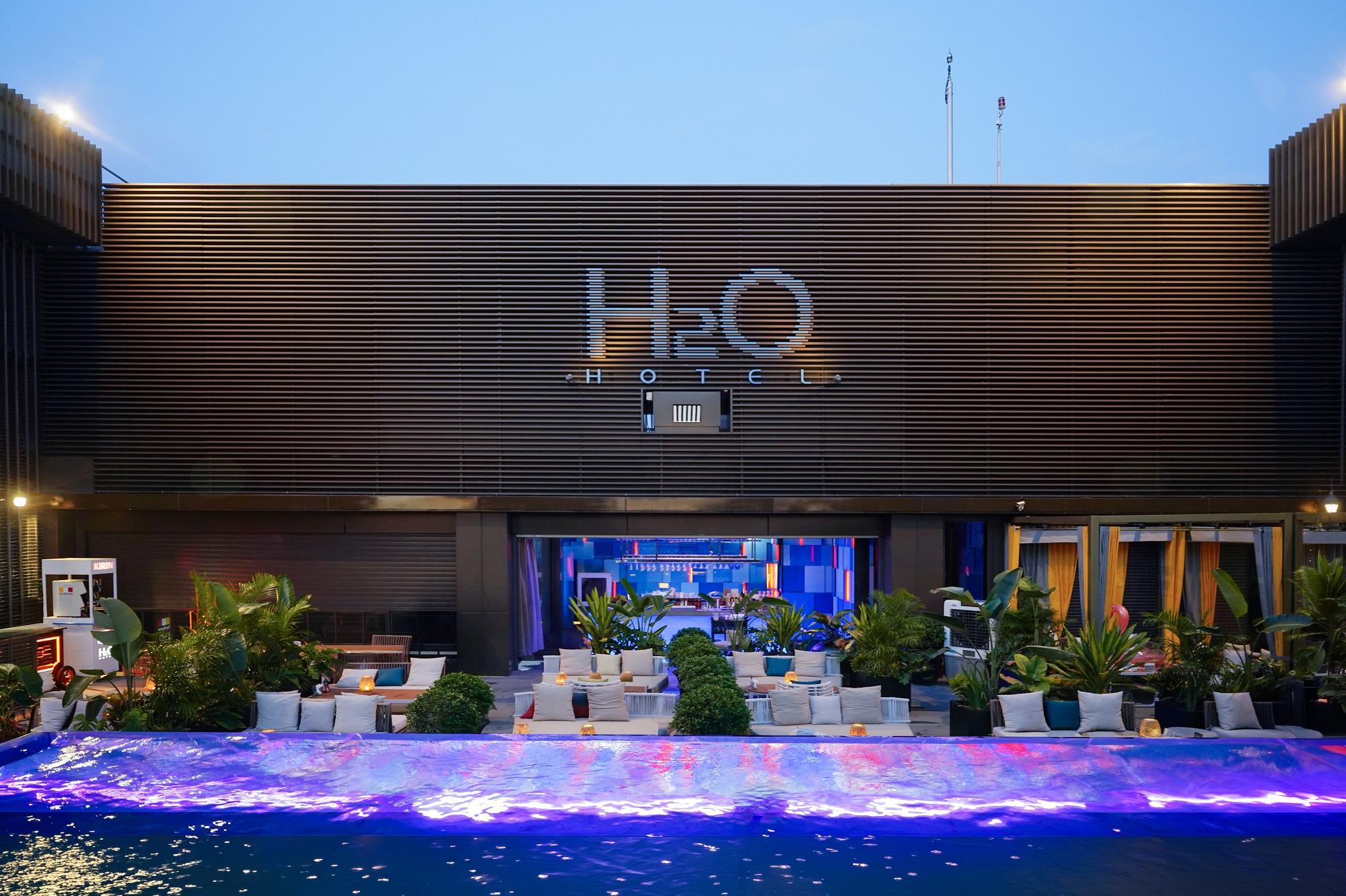 高雄 H2O Hotel 水京棧國際酒店值得住嗎？超狂下午茶、京棧會館菜色、透明泳池、房型、早餐牛排完整開箱