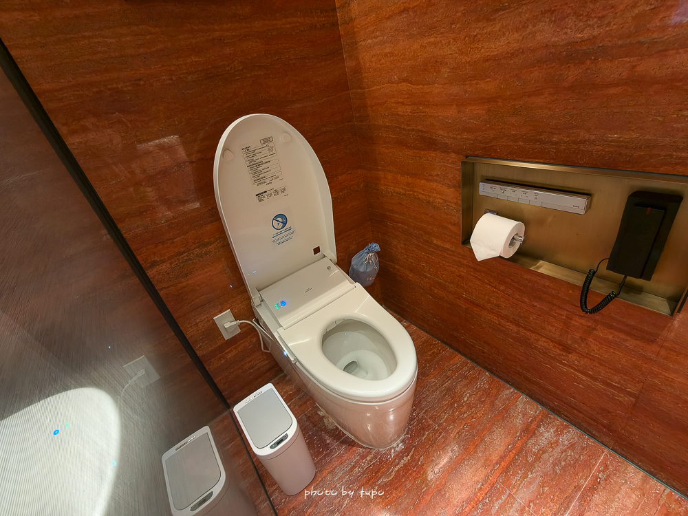 高雄 H2O Hotel 水京棧國際酒店評價｜值得住嗎？超狂下午茶、京站會館菜色、透明泳池、房型、早餐牛排完整開箱