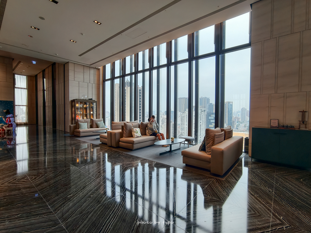 高雄 H2O Hotel 水京棧國際酒店評價｜值得住嗎？超狂下午茶、京站會館菜色、透明泳池、房型、早餐牛排完整開箱