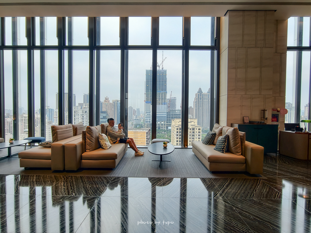 高雄 H2O Hotel 水京棧國際酒店評價｜值得住嗎？超狂下午茶、京站會館菜色、透明泳池、房型、早餐牛排完整開箱