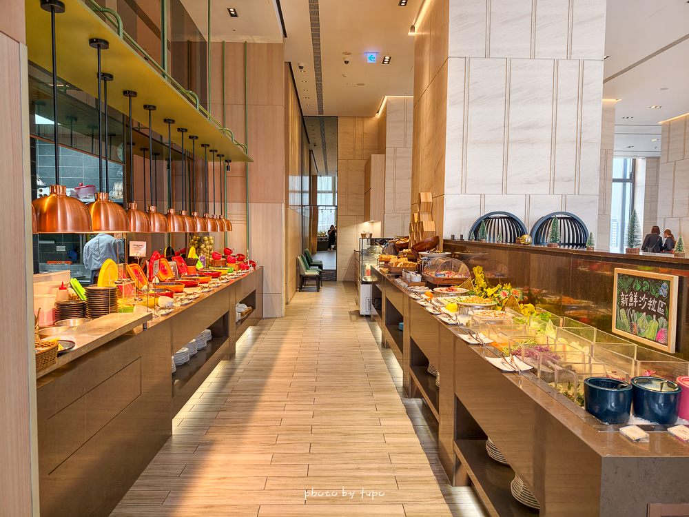 高雄 H2O Hotel 水京棧國際酒店評價｜值得住嗎？超狂下午茶、京站會館菜色、透明泳池、房型、早餐牛排完整開箱