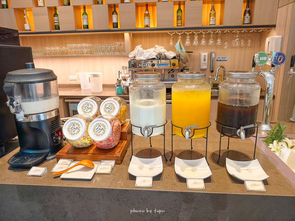 高雄 H2O Hotel 水京棧國際酒店評價｜值得住嗎？超狂下午茶、京站會館菜色、透明泳池、房型、早餐牛排完整開箱