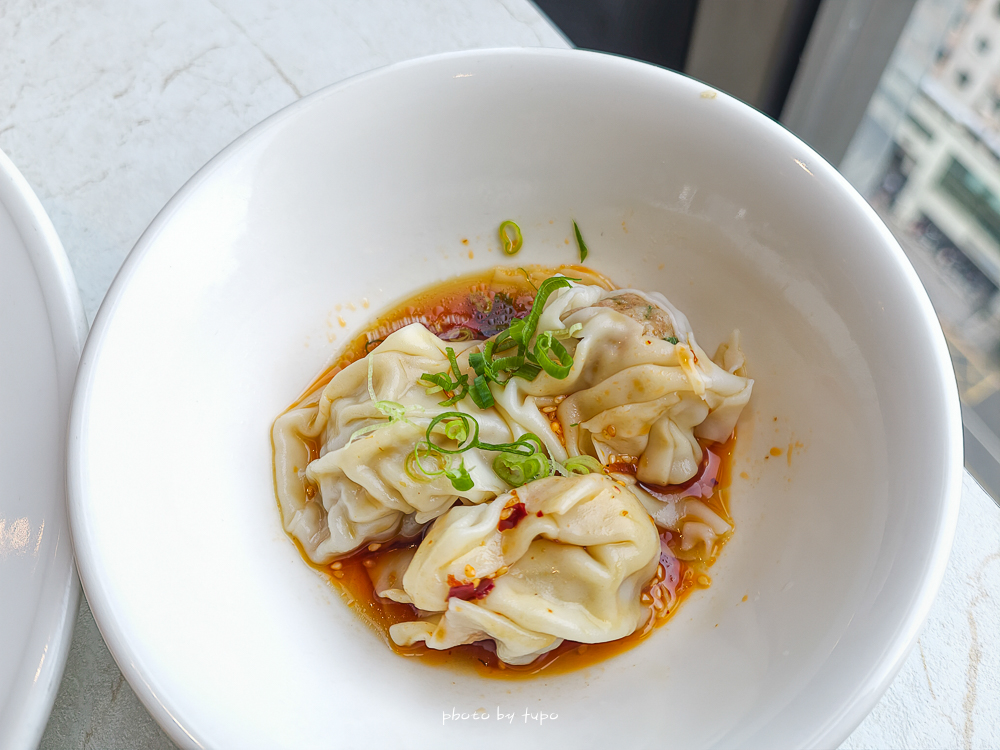 高雄 H2O Hotel 水京棧國際酒店評價｜值得住嗎？超狂下午茶、京站會館菜色、透明泳池、房型、早餐牛排完整開箱