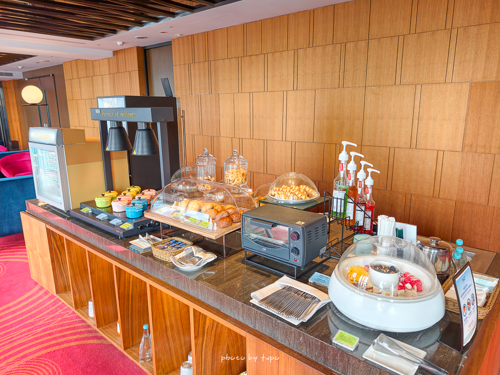 高雄 H2O Hotel 水京棧國際酒店評價｜值得住嗎？超狂下午茶、京站會館菜色、透明泳池、房型、早餐牛排完整開箱