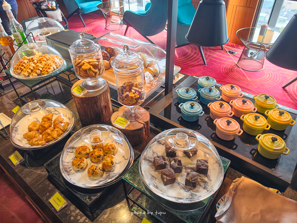 高雄 H2O Hotel 水京棧國際酒店評價｜值得住嗎？超狂下午茶、京站會館菜色、透明泳池、房型、早餐牛排完整開箱