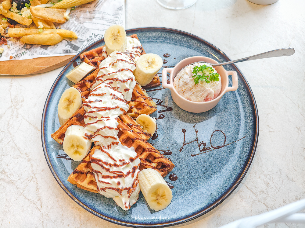 高雄 H2O Hotel 水京棧國際酒店評價｜值得住嗎？超狂下午茶、京站會館菜色、透明泳池、房型、早餐牛排完整開箱