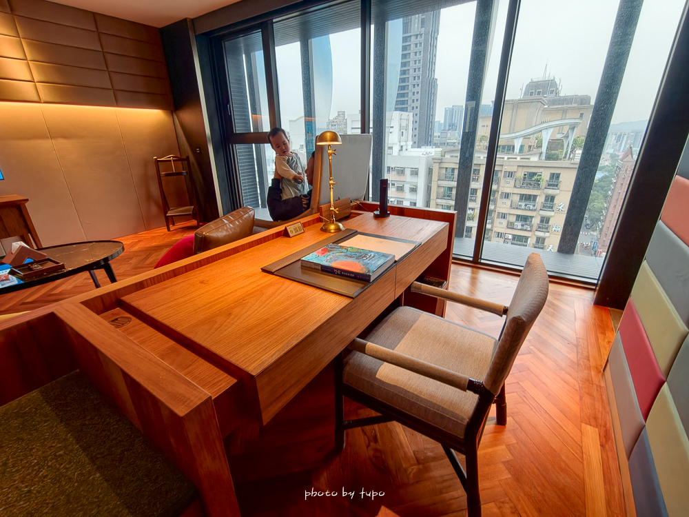 高雄 H2O Hotel 水京棧國際酒店評價｜值得住嗎？超狂下午茶、京站會館菜色、透明泳池、房型、早餐牛排完整開箱