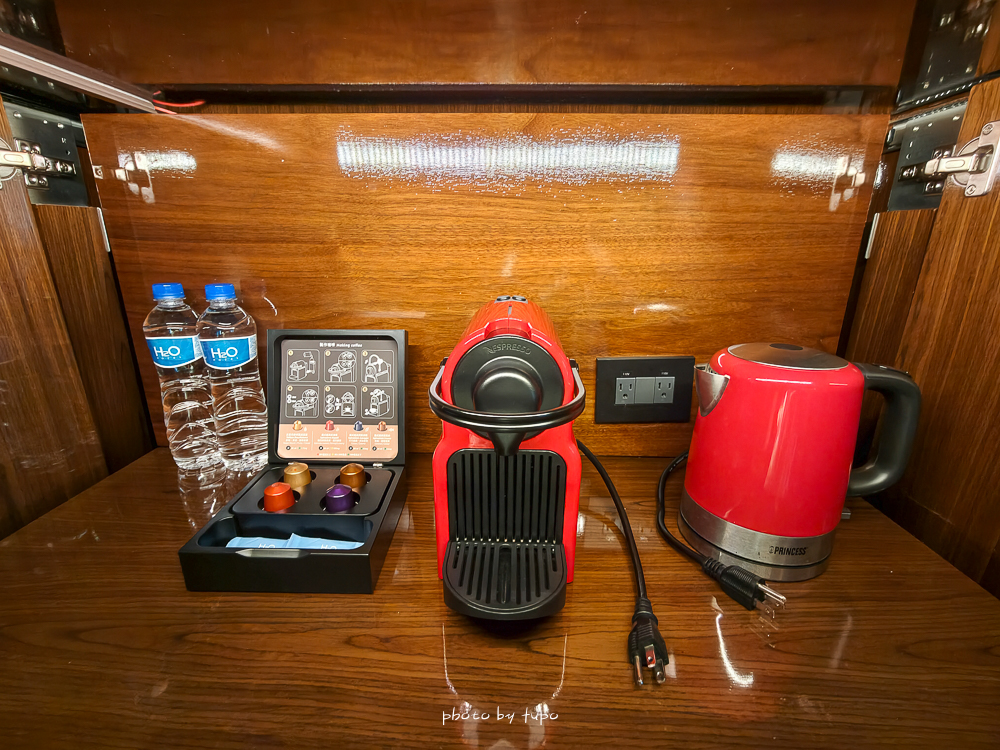 高雄 H2O Hotel 水京棧國際酒店評價｜值得住嗎？超狂下午茶、京站會館菜色、透明泳池、房型、早餐牛排完整開箱