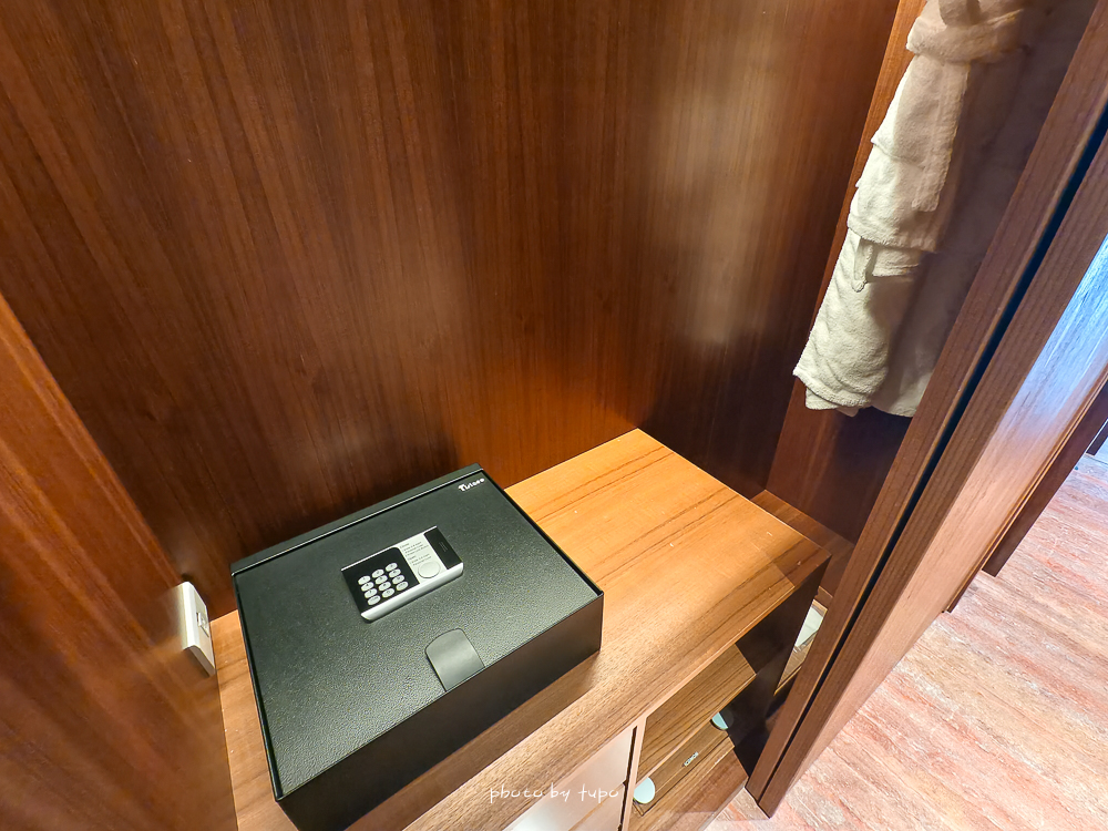 高雄 H2O Hotel 水京棧國際酒店評價｜值得住嗎？超狂下午茶、京站會館菜色、透明泳池、房型、早餐牛排完整開箱