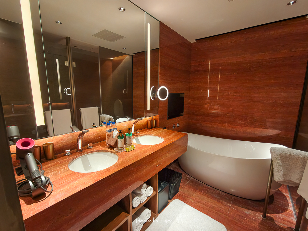 高雄 H2O Hotel 水京棧國際酒店評價｜值得住嗎？超狂下午茶、京站會館菜色、透明泳池、房型、早餐牛排完整開箱