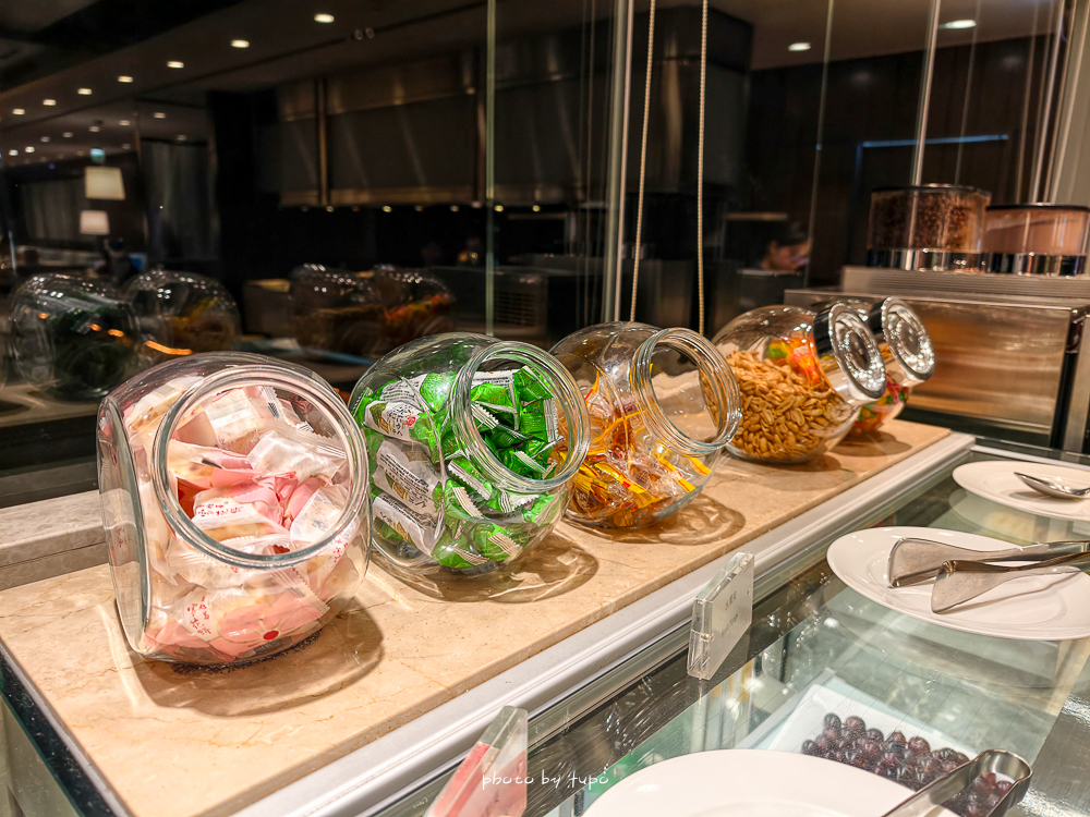 2026 台北六福萬怡酒店住宿推薦｜南港飯店首選，假日不加價、第三第四人免費，行政酒廊與自助早餐優惠