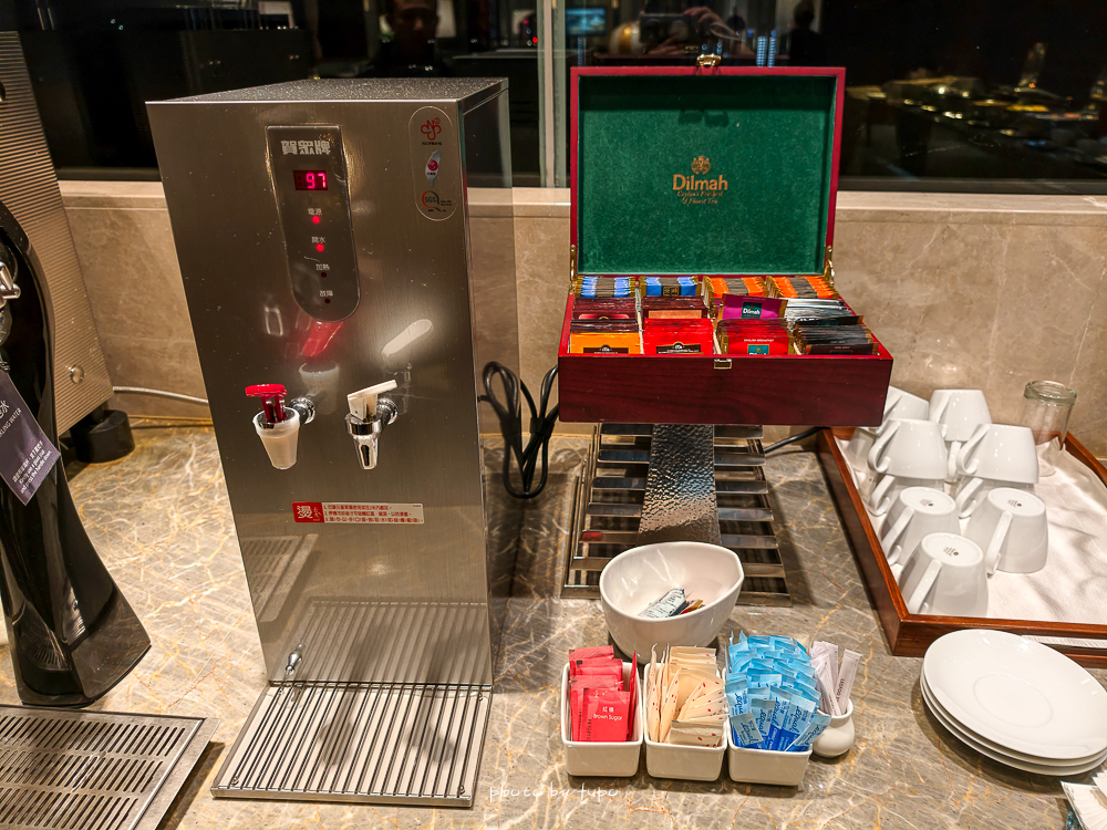 2026 台北六福萬怡酒店住宿推薦｜南港飯店首選，假日不加價、第三第四人免費，行政酒廊與自助早餐優惠