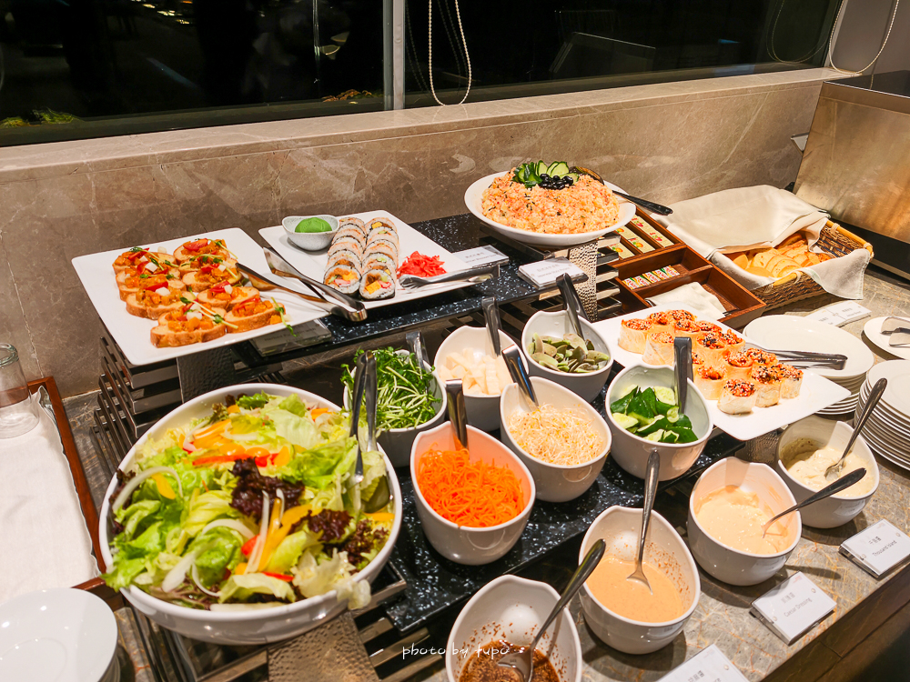 2026 台北六福萬怡酒店住宿推薦｜南港飯店首選，假日不加價、第三第四人免費，行政酒廊與自助早餐優惠