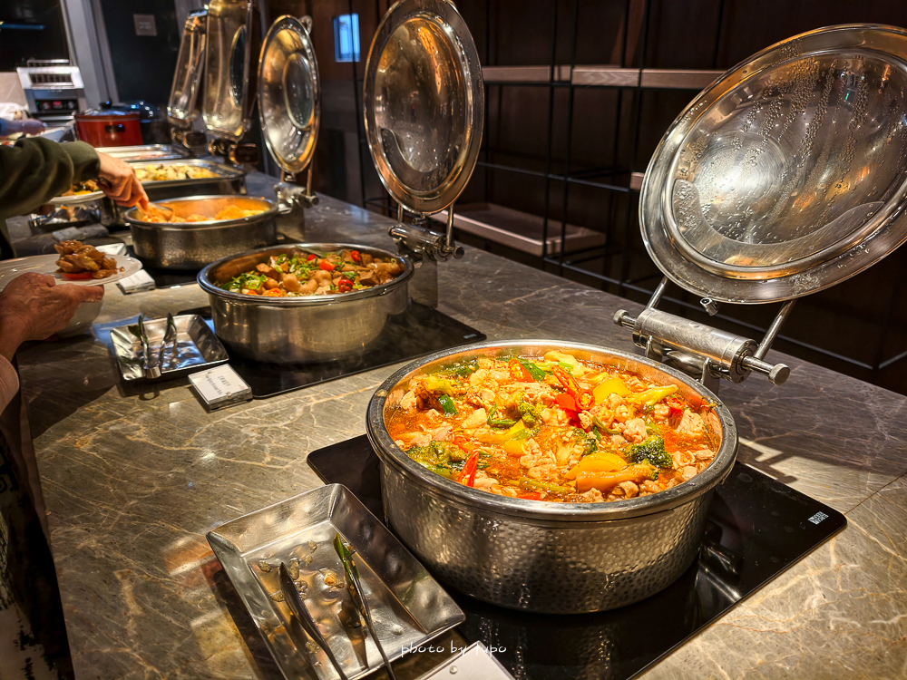 2026 台北六福萬怡酒店住宿推薦｜南港飯店首選，假日不加價、第三第四人免費，行政酒廊與自助早餐優惠