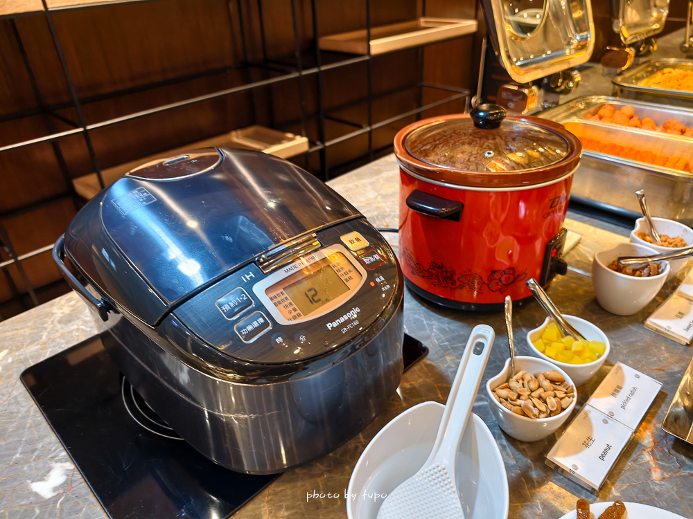 2026 台北六福萬怡酒店住宿推薦｜南港飯店首選，假日不加價、第三第四人免費，行政酒廊與自助早餐優惠